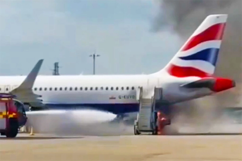 img of Incêndio em avião Airbus A320 gera coluna de fumaça em aeroporto de Londres