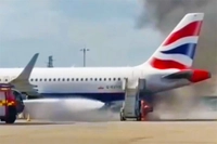 img of Incêndio em avião Airbus A320 gera coluna de fumaça em aeroporto de Londres