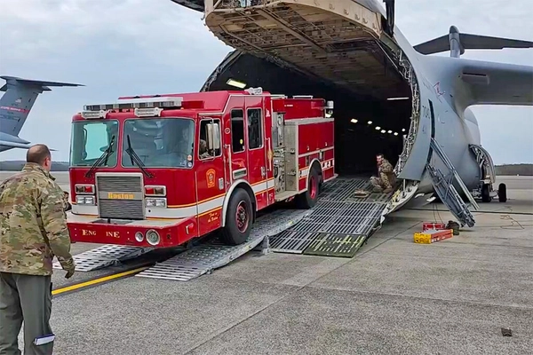 img of Super Galaxy C-5 leva caminhões de bombeiros ao Paraguai