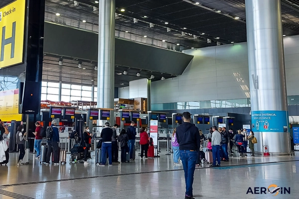 img of Nigeriano detido em Guarulhos por ato ilícito com 15 pares de chinelos