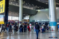 img of Nigeriano detido em Guarulhos por ato ilícito com 15 pares de chinelos