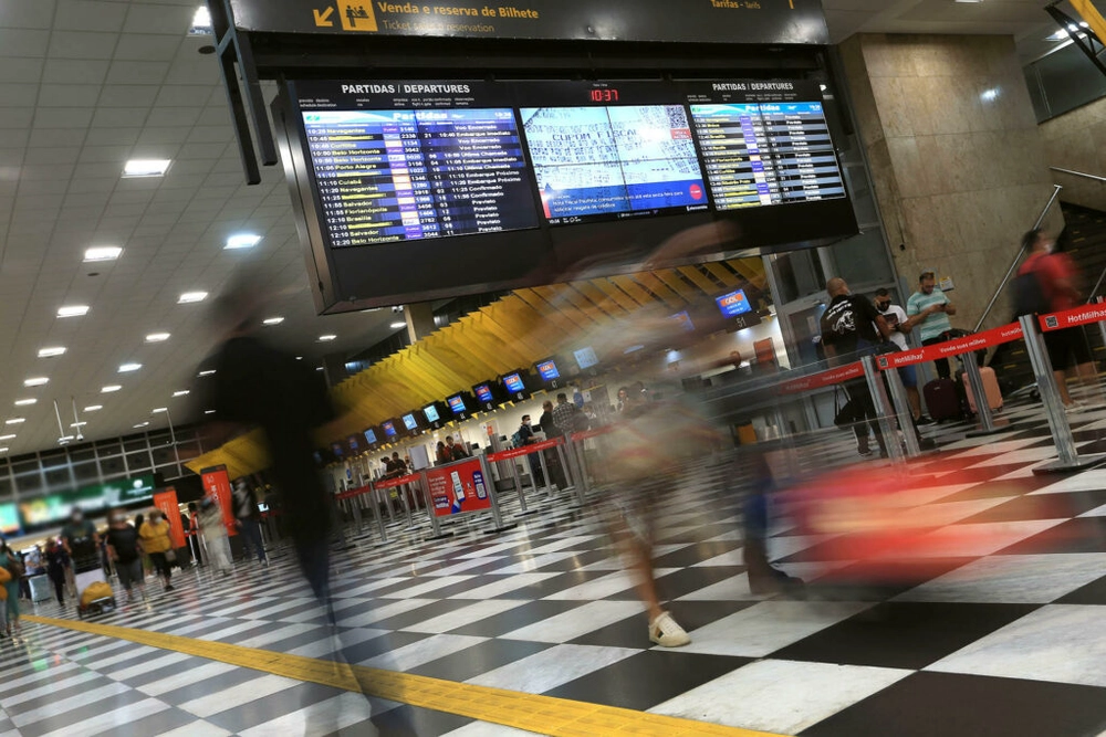 img of Deputados aprovam leis contra pedofilia em aeroportos e voos