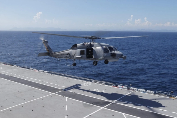 img of SH-16 Seahawks partem de portadora para fornecer ajuda a comunidade RS isolada