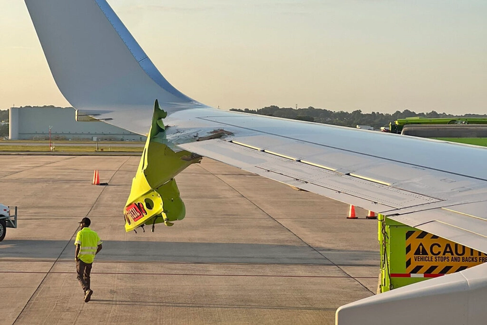 img of Acidente entre caminhão de resíduos e Boeing 737 afeta diversos passageiros