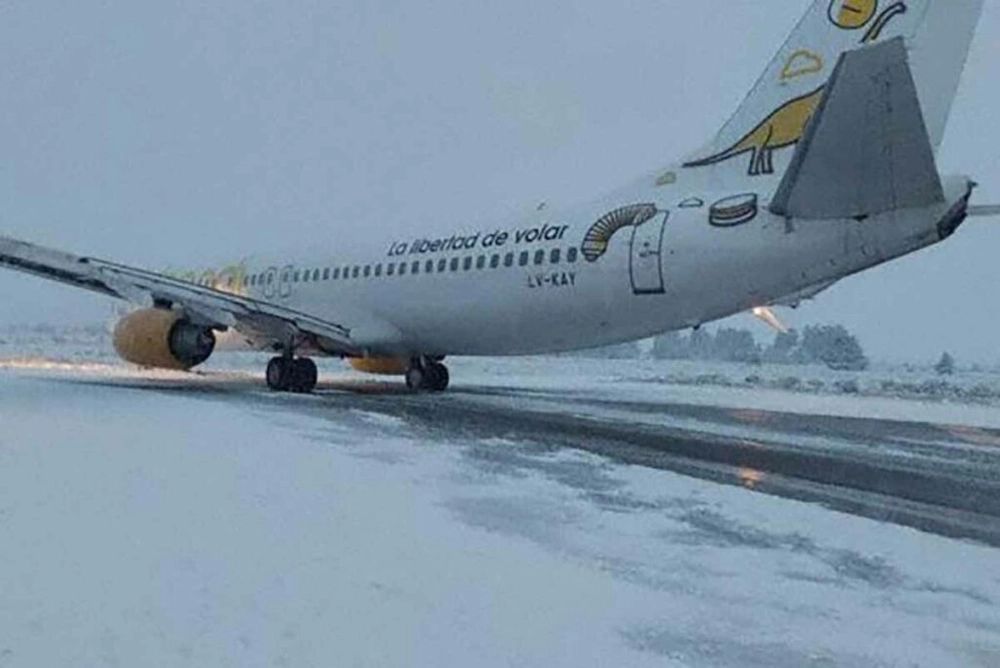 img of Voo da Flybondi sai de pista durante aterrissagem nevada em Bariloche