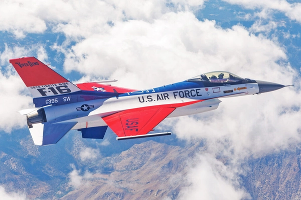 img of F-16 Viper exibe design patriótico vintage em comemoração ao seu 50º aniversário