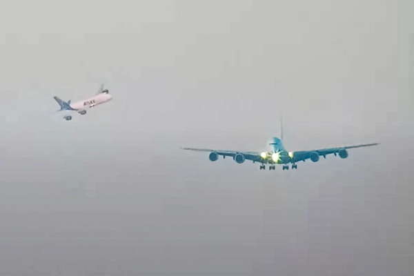 img of Gravação mostra jumbo aterrizando após A380 em Guarulhos