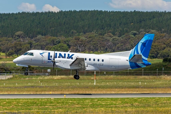 img of Relatório: Passageiro foge ileso após parafuso perfurar cabine de avião