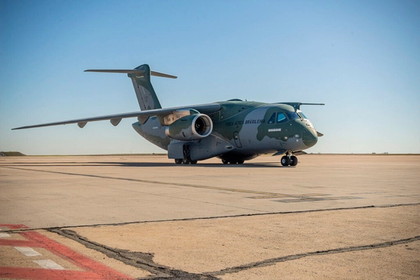 img of Bonner em KC-390 para telejornal; Globo doará valor do voo