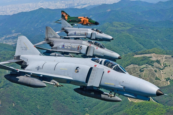 img of Adeus ao caça F-4 Phantom II na Coreia do Sul com voo especial