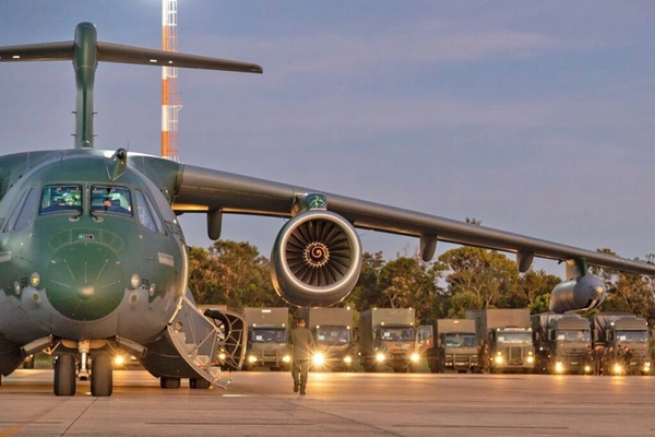 img of Fab despacha dois Embraer KC-390 levando 40t de suporte ao RS