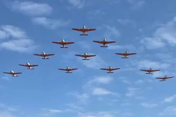 img of 155 cadetes ganham espadim em cerimônia aérea com 12 aviões T-25 na academia