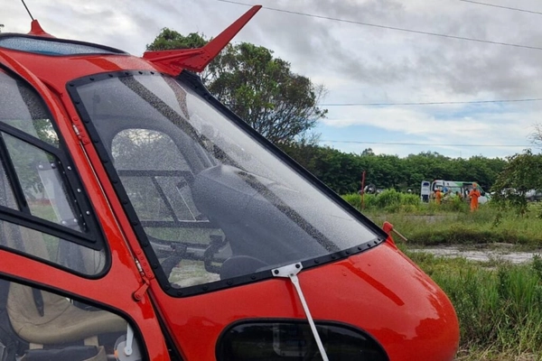 img of Bombeiros auxiliam vítima de acidente na BA-099 com ajuda de helicóptero