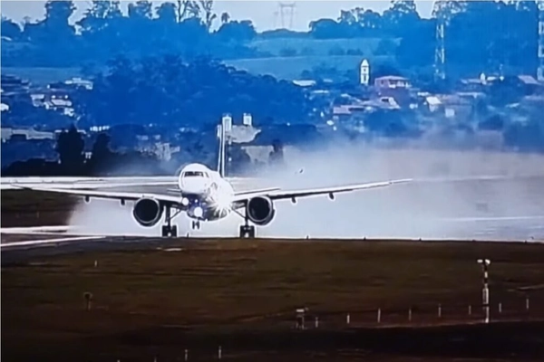 img of Registro capta avião colidindo com ave ao decolar em Viracopos