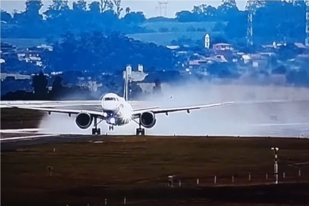 img of Registro capta avião colidindo com ave ao decolar em Viracopos