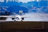 img of Registro capta avião colidindo com ave ao decolar em Viracopos