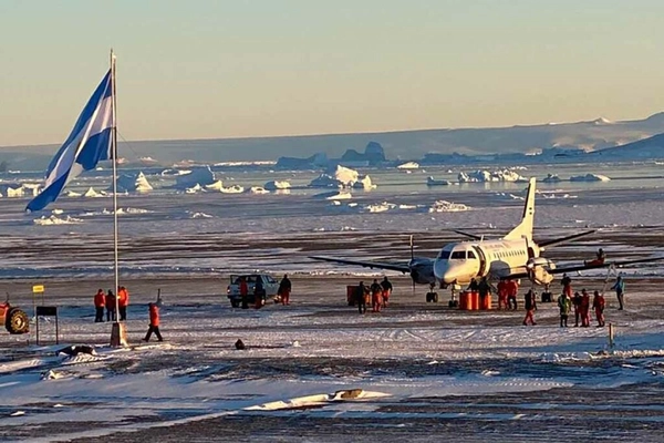 img of Histórico: Primeiro pouso de avião argentino na Antártida, na base Petrel