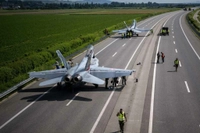 img of 8 jatos F-18 treinam na Suíça pousando em via pública para guerra