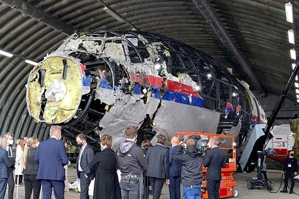 img of Protesto com 298 cadeiras vazias na embaixada russa por queda de voo mh-17