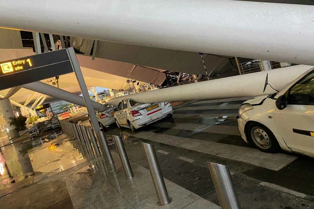 img of Nova estrutura de aeroporto na Índia desaba matando e destruindo veículos