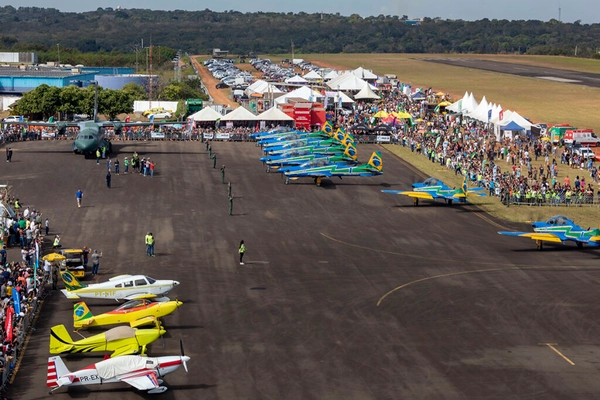 img of Sintonize hoje/tomorrow o Arraiá Aéreo - maior show de aviação civil do Brasil