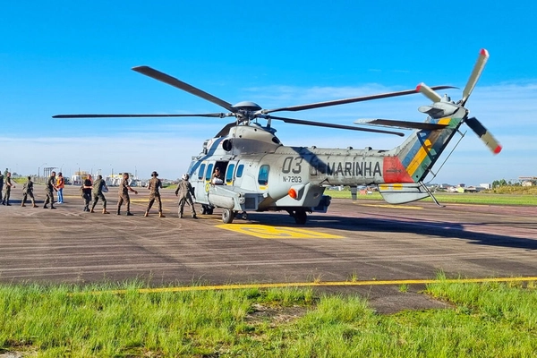 img of Marinha utiliza helicóptero Caracal para levar oxigênio ao RS