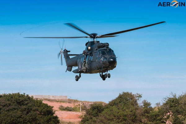 img of Exército faz voo para transportar bomba d"água de 2,5 toneladas; veja o vídeo